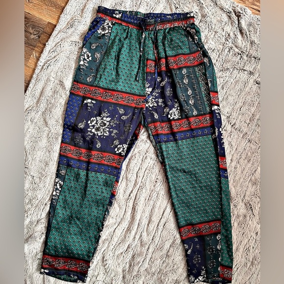 PrettyLittleThing Paisley Print Silky Joggers - Picture 2 of 5